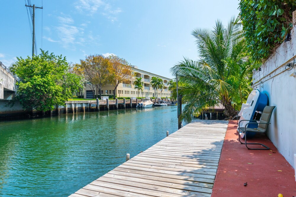 Villa with private dock on waterfront 