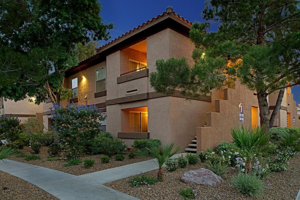 Close to Downtown! Cirque du Soleil, 2 Awesome Units, Fitness Center and Spa