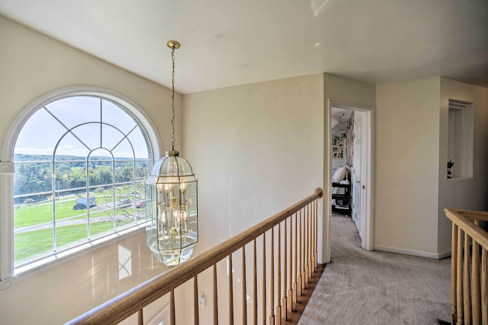 Expansive Upstate Home w/ Home Theater! East Greenbush Abritel