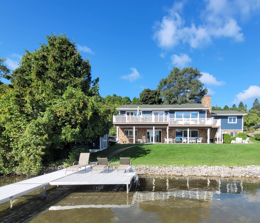 Leelanau Lakeshore| Large and Lovely | Dog Friendly