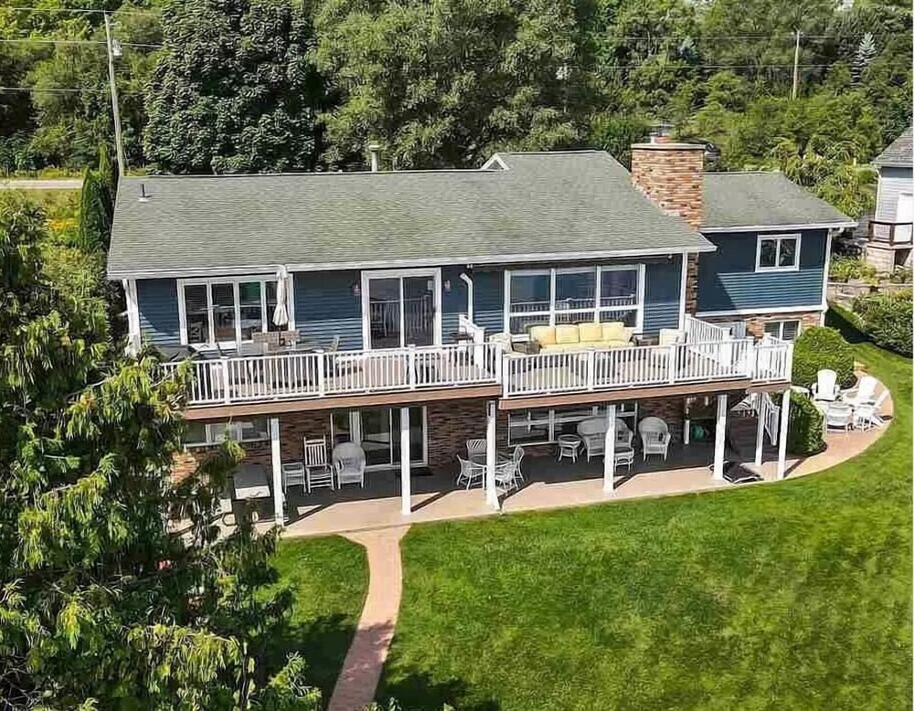 Leelanau Lakeshore| Large and Lovely | Dog Friendly