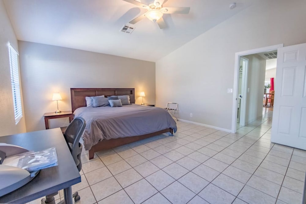 Calcutta · Relax in style!! Pool, Vegas games, RV parking