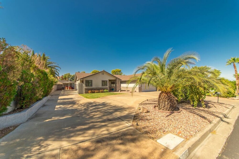 Calcutta · Relax in style!! Pool, Vegas games, RV parking