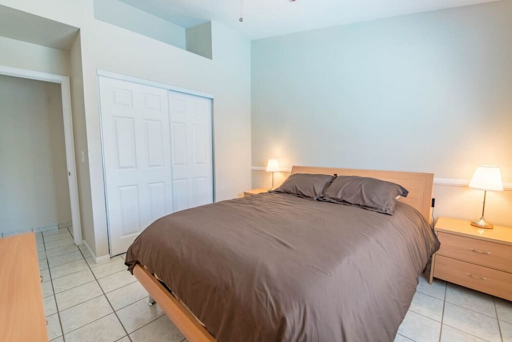 Calcutta · Relax in style!! Pool, Vegas games, RV parking