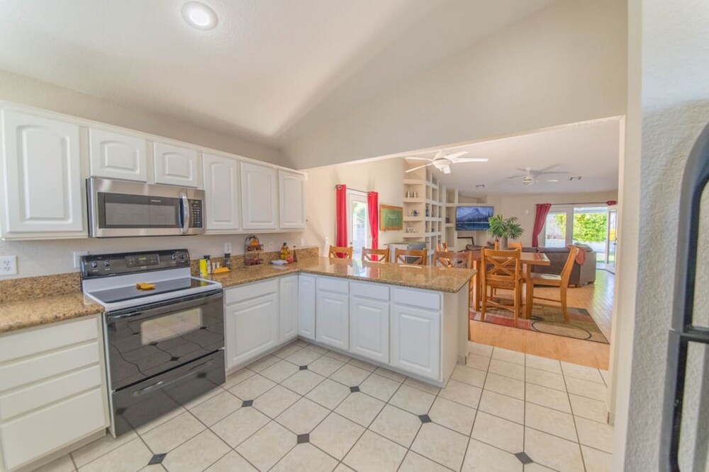 Calcutta · Relax in style!! Pool, Vegas games, RV parking