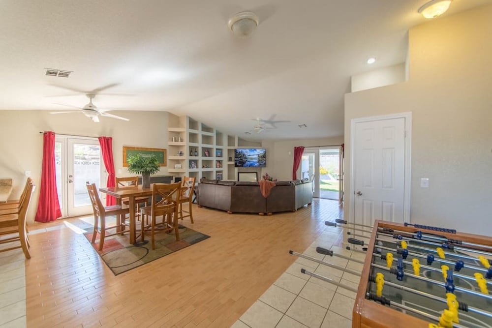 Calcutta · Relax in style!! Pool, Vegas games, RV parking