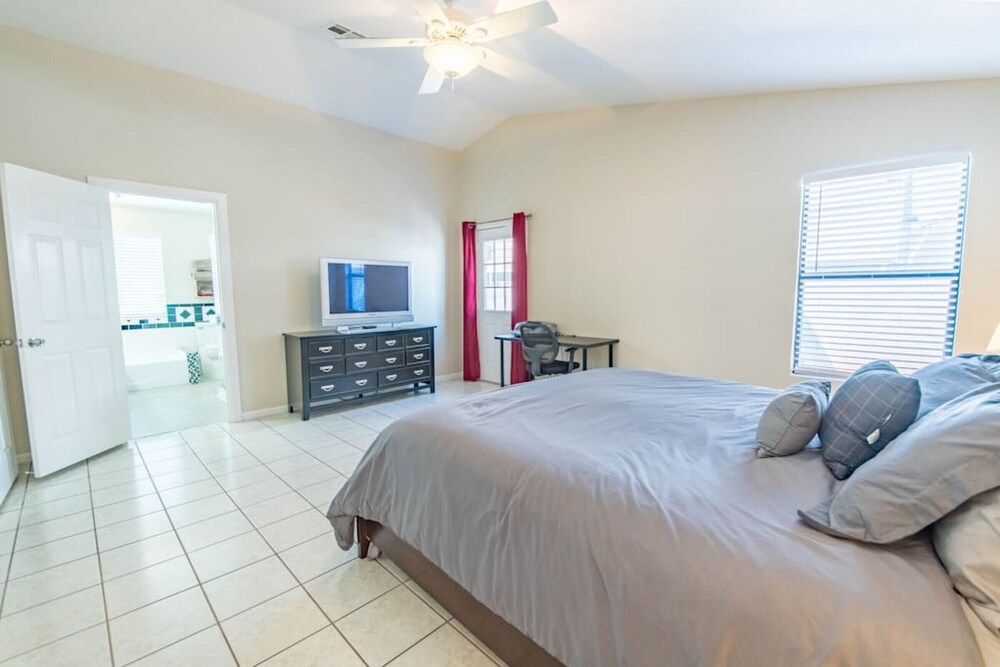 Calcutta · Relax in style!! Pool, Vegas games, RV parking