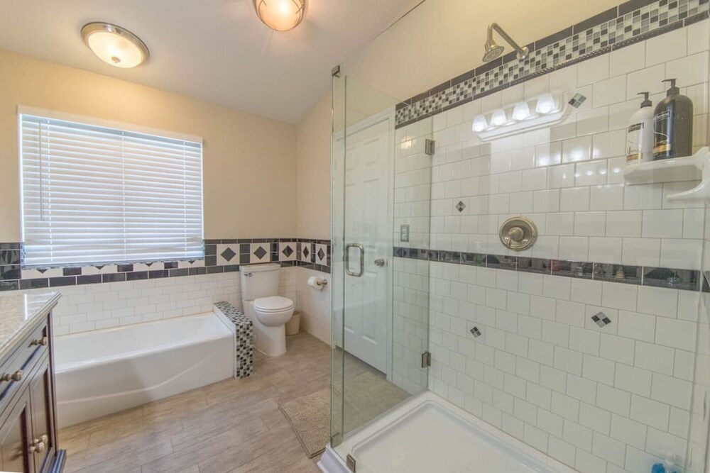 Calcutta · Relax in style!! Pool, Vegas games, RV parking