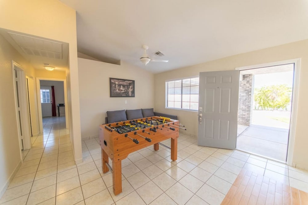 Calcutta · Relax in style!! Pool, Vegas games, RV parking