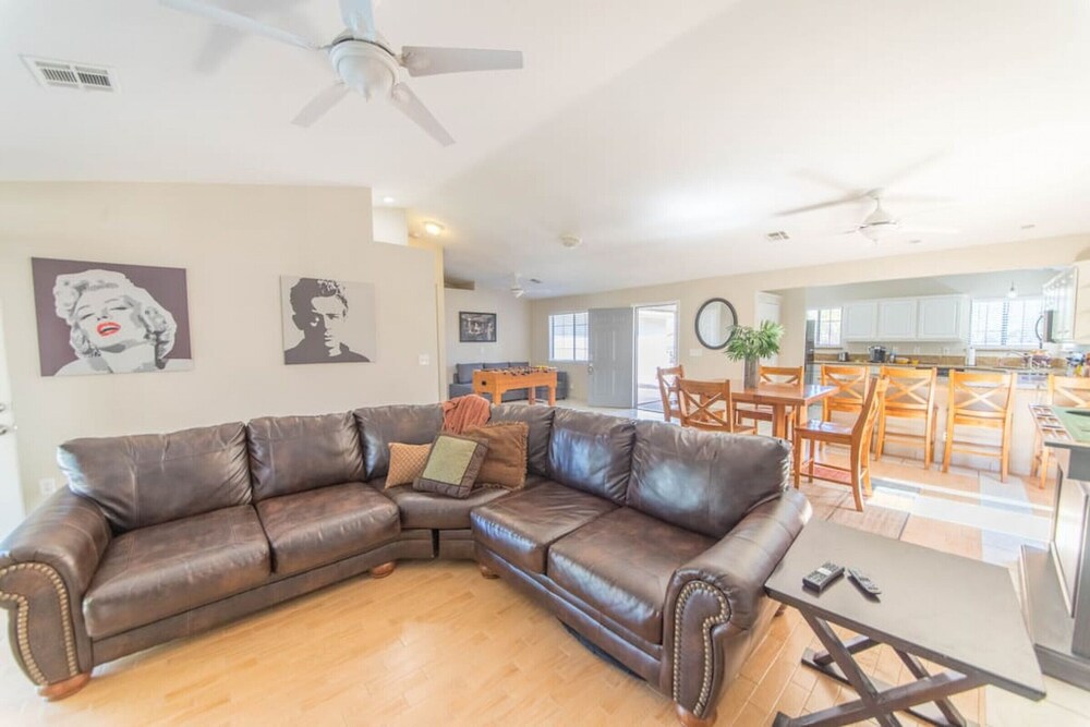 Calcutta · Relax in style!! Pool, Vegas games, RV parking