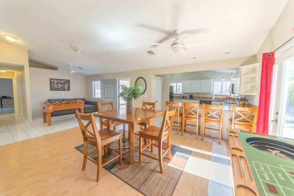 Calcutta · Relax in style!! Pool, Vegas games, RV parking