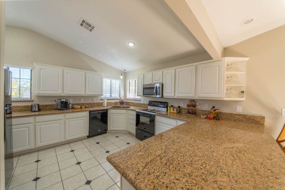 Calcutta · Relax in style!! Pool, Vegas games, RV parking