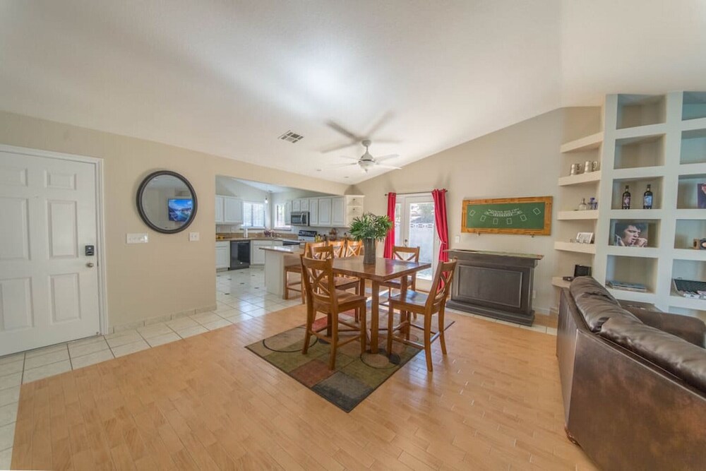 Calcutta · Relax in style!! Pool, Vegas games, RV parking