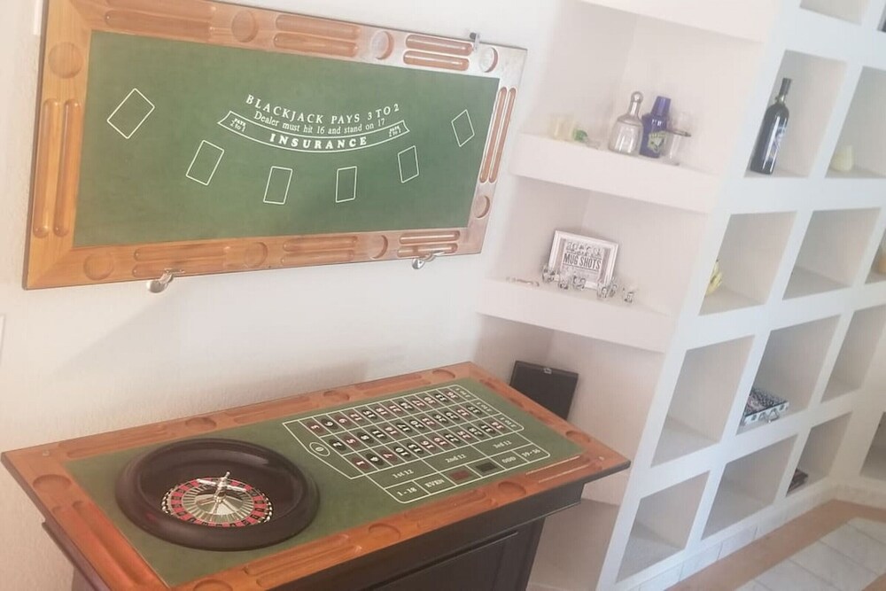 Calcutta · Relax in style!! Pool, Vegas games, RV parking