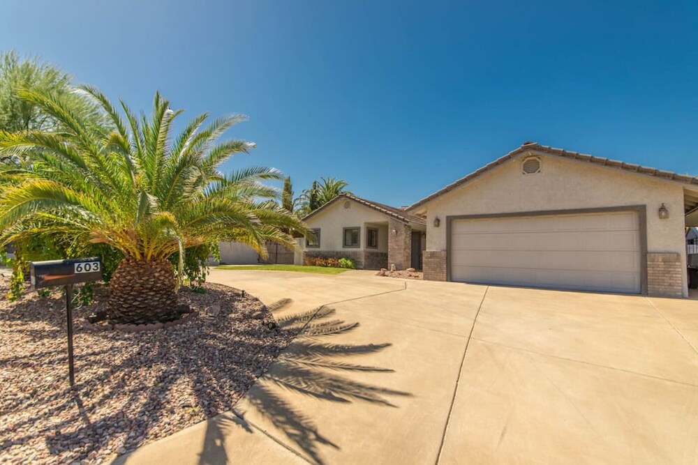 Calcutta · Relax in style!! Pool, Vegas games, RV parking