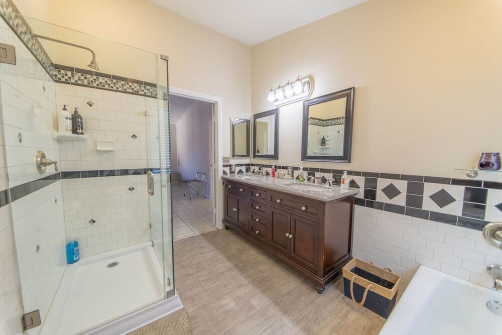 Calcutta · Relax in style!! Pool, Vegas games, RV parking