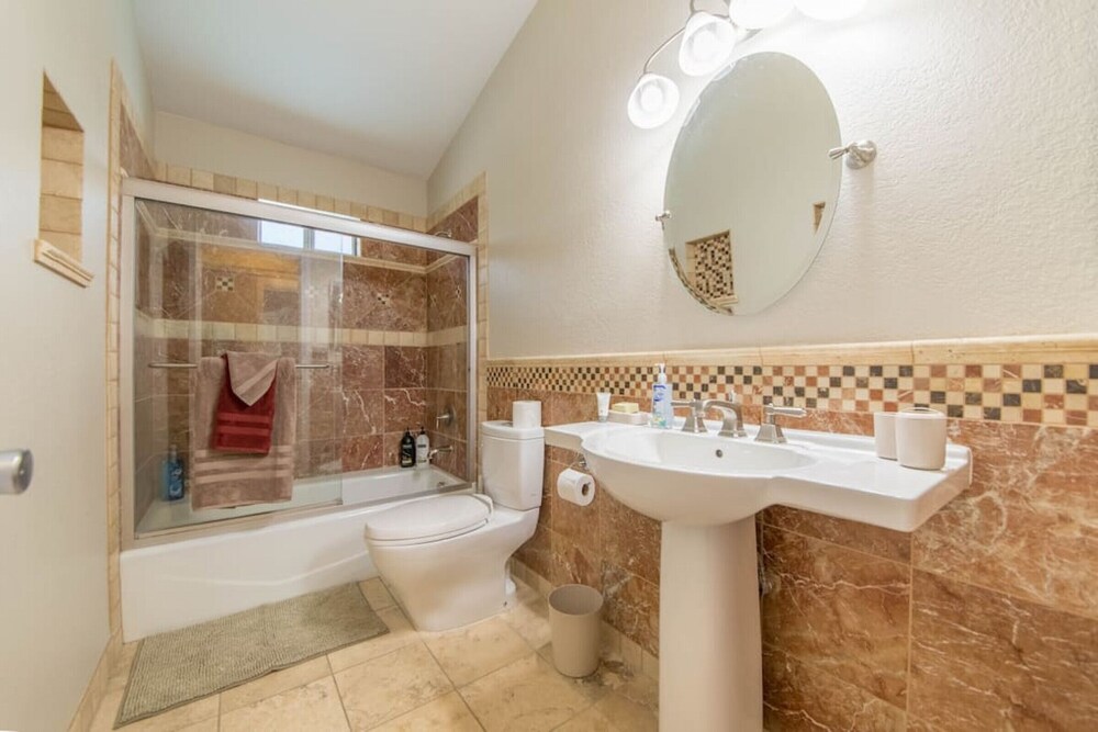 Calcutta · Relax in style!! Pool, Vegas games, RV parking