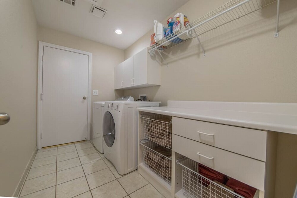 Calcutta · Relax in style!! Pool, Vegas games, RV parking