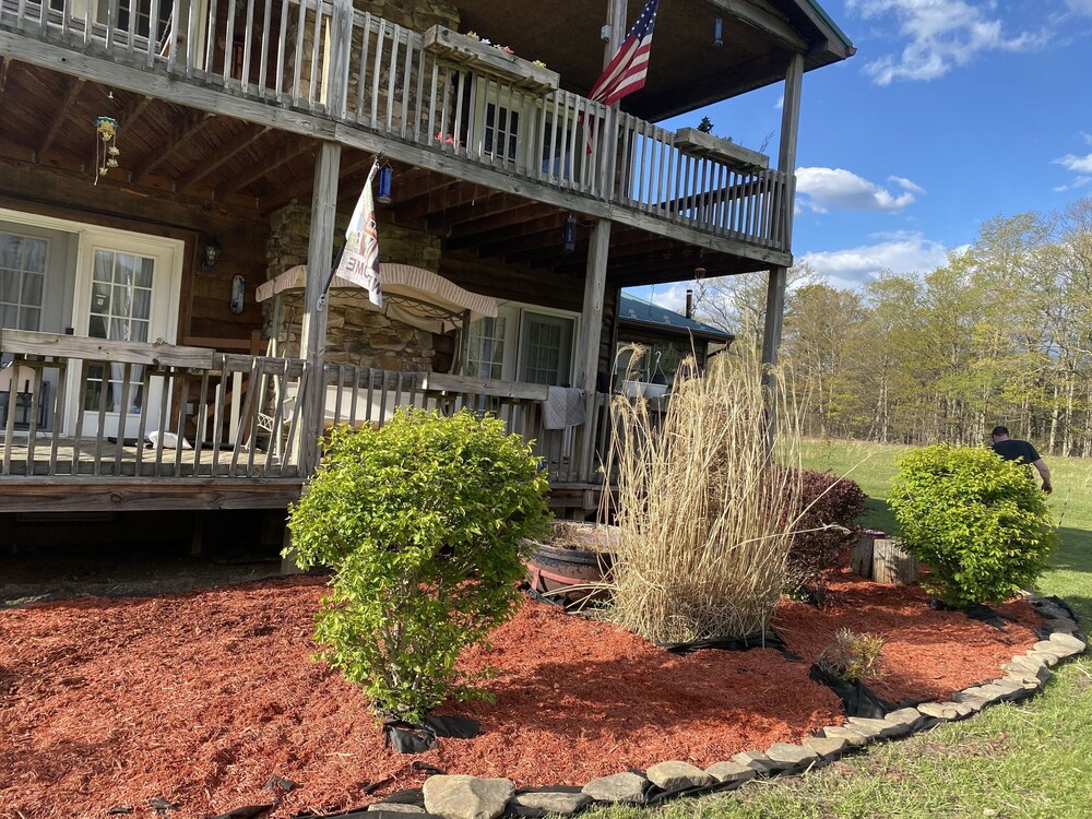 Pet Friendly! Smith's Motherinlaw suite in snowshoe! in Valley Head