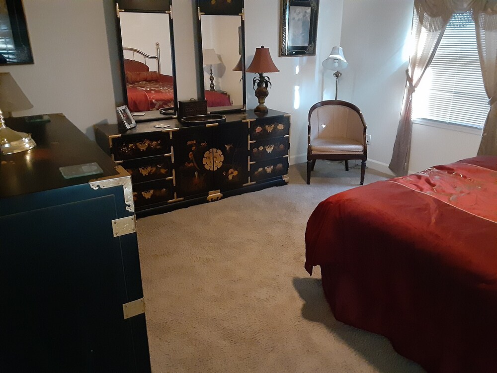 Borders Coastal Carolina University 25 min from beach. Quiet