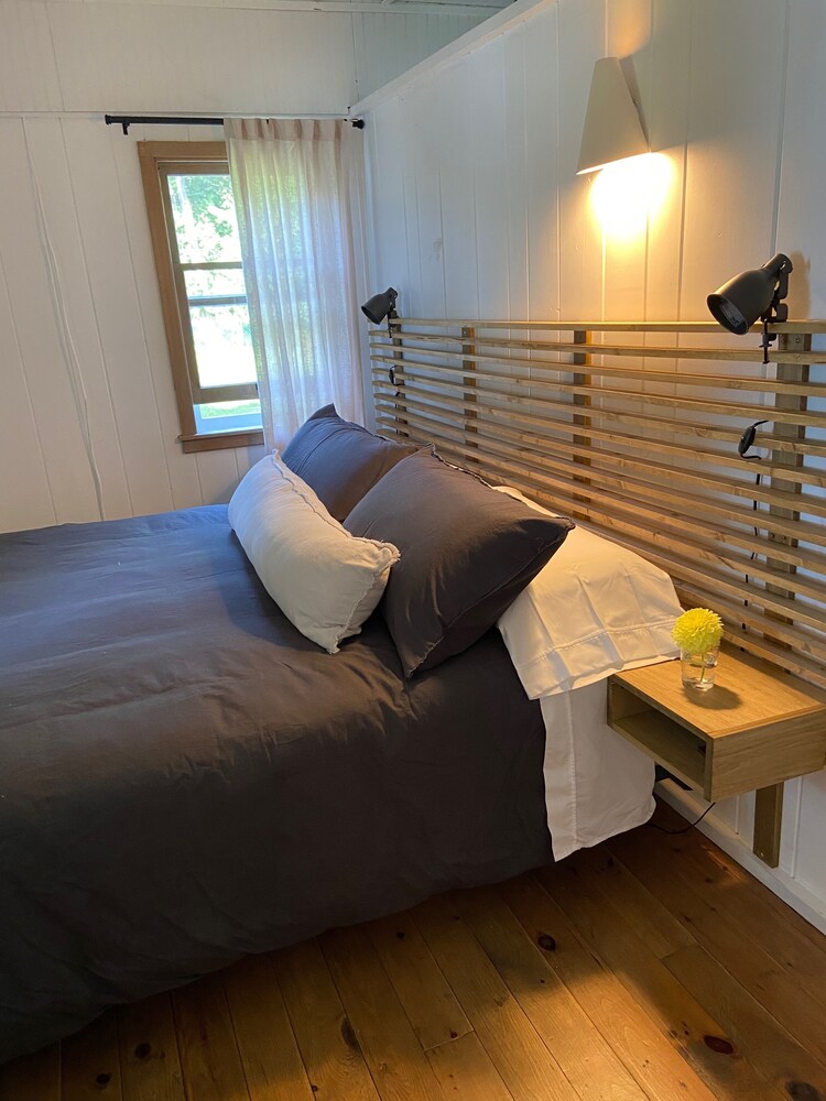 Sunset Facing Cozy Lakefront Cottage on Beautiful Kangaroo Lake