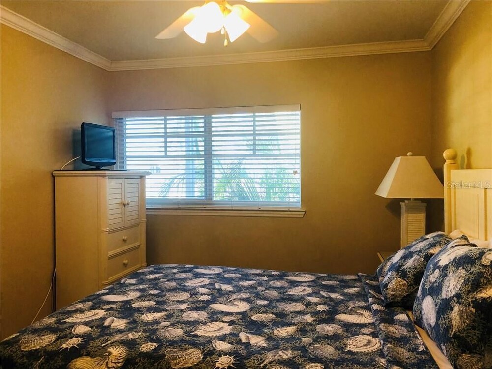 Beautiful Barefoot Beach Resort Condo B207 on Boca Ciega Bay with beach