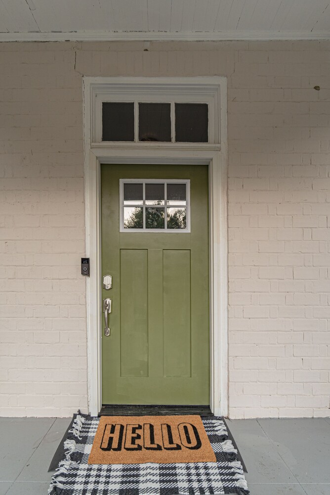 2 BR Cloverdale Charm w/ Large Country Kitchen