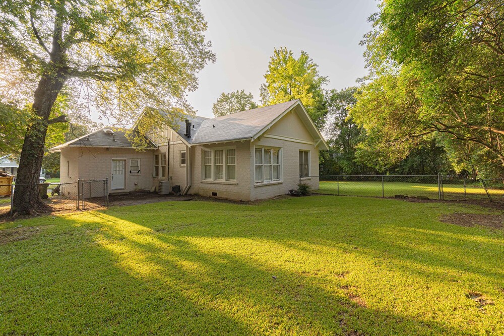 2 BR Cloverdale Charm w/ Large Country Kitchen