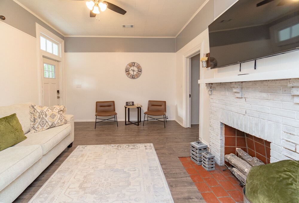 2 BR Cloverdale Charm w/ Large Country Kitchen