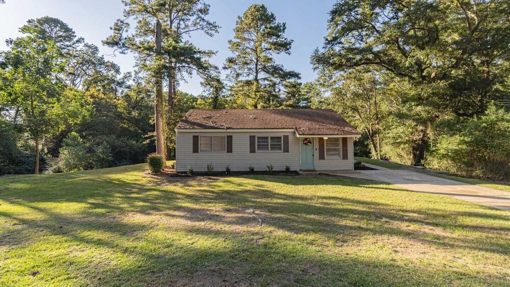 3 BR Nature Escape w/ Large Yard + Home Office 