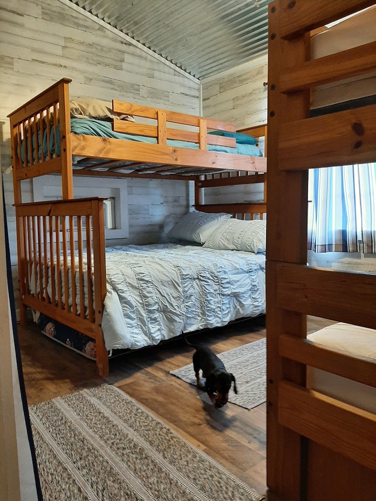 Lake Somerville Cozy cabin on private pond sleeps 9, Somerville, TX, Birch Creek Burleson