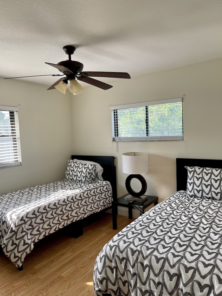 Beautiful Spacious 3 bedroom home near Clearwater Beach, Pet friendly