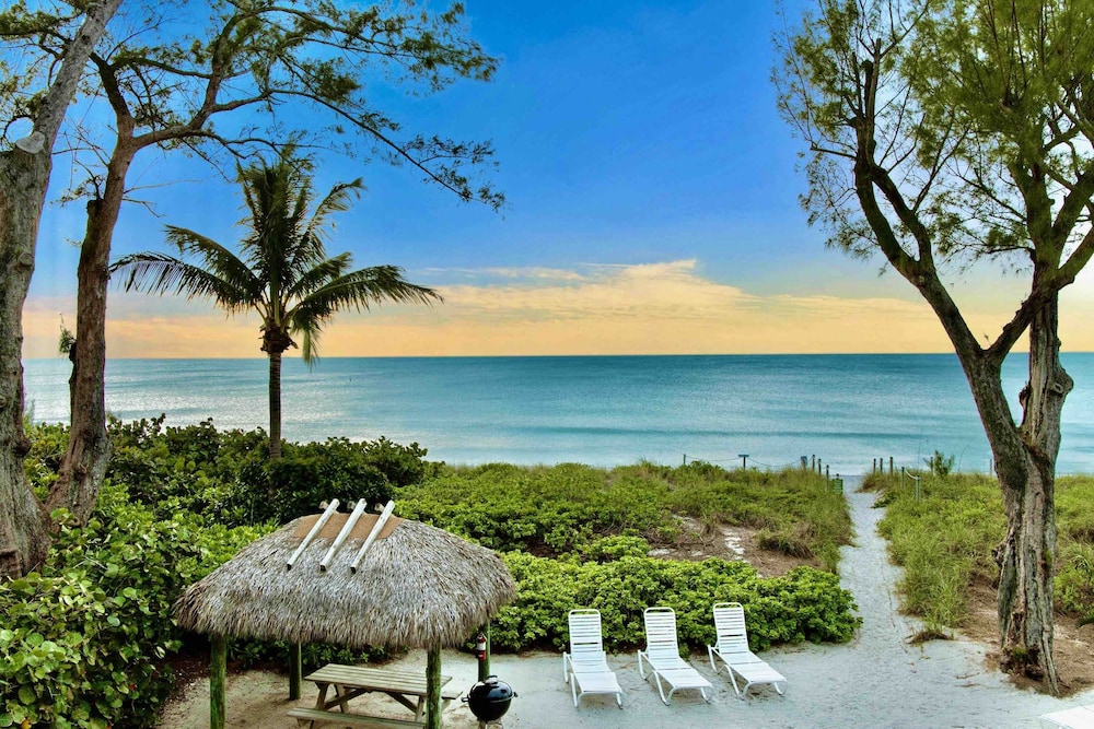 Gulf Views - No Stairs - Directly “On the Beach” - Jensen's "On the Gulf" - Cozy Suite 1