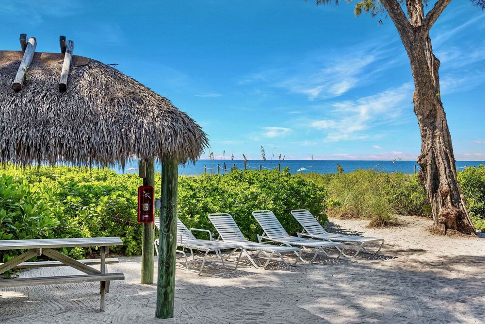 Gulf Views - No Stairs - Directly “On the Beach” - Jensen's "On the Gulf" - Cozy Suite 1