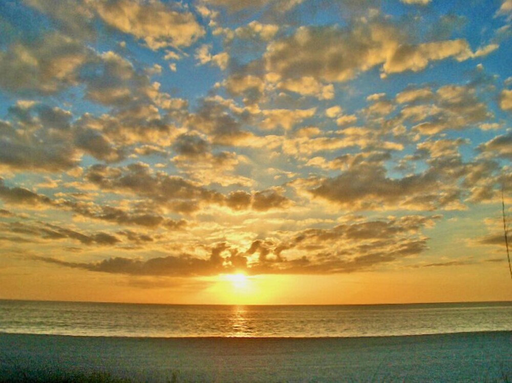 Gulf Views - No Stairs - Directly “On the Beach” - Jensen's "On the Gulf" - Cozy Suite 1