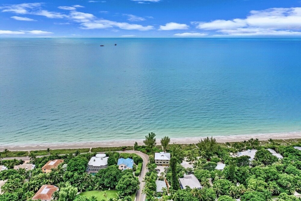 Gulf Views - No Stairs - Directly “On the Beach” - Jensen's "On the Gulf" - Cozy Suite 1