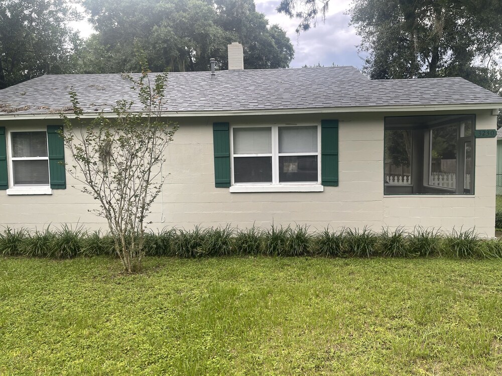 Charming 2 Bedroom House with Huge Yard 