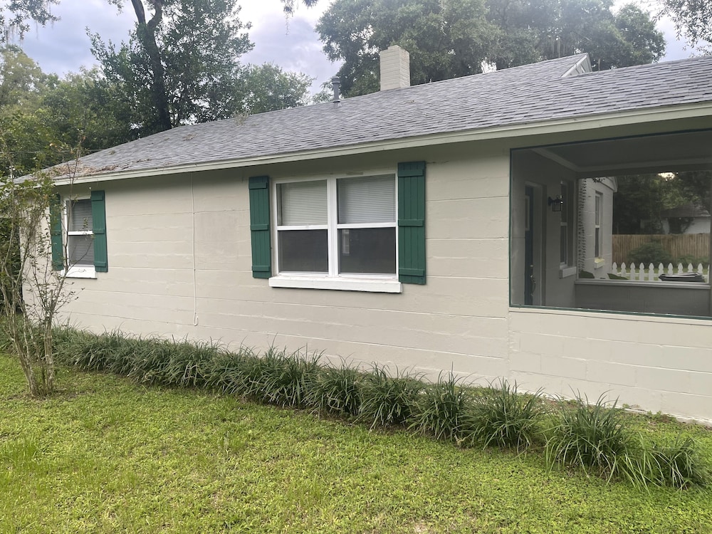 Charming 2 Bedroom House with Huge Yard 