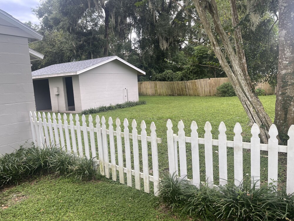 Charming 2 Bedroom House with Huge Yard 