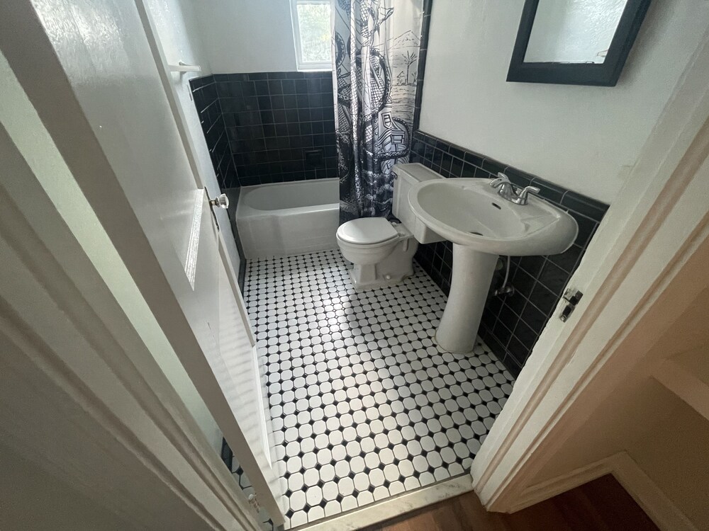 Charming 2 Bedroom House with Huge Yard 