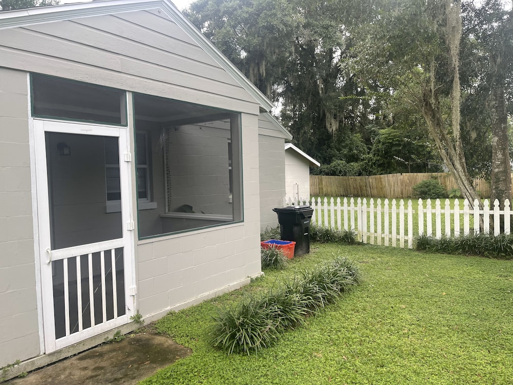 Charming 2 Bedroom House with Huge Yard 