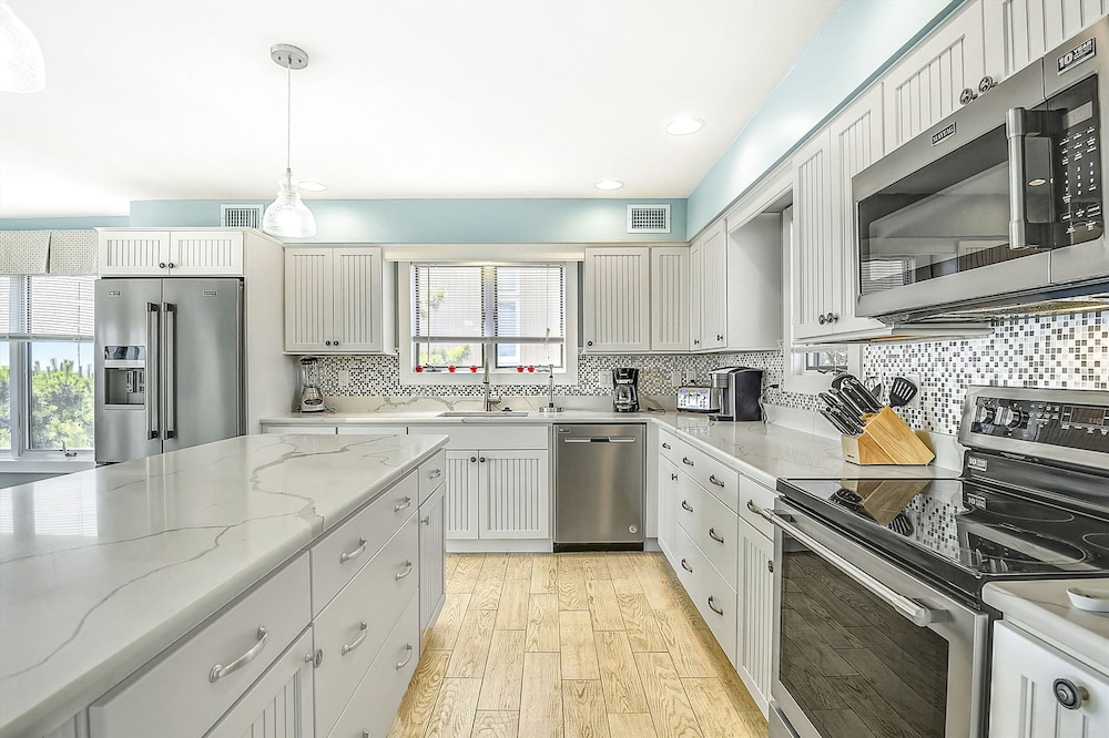 Sea Del Estates Retreat Right On the Beach w/Free WiFi & Private Washer & Dryer