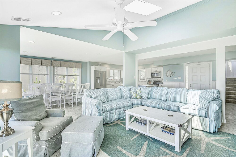 Sea Del Estates Retreat Right On the Beach w/Free WiFi & Private Washer & Dryer