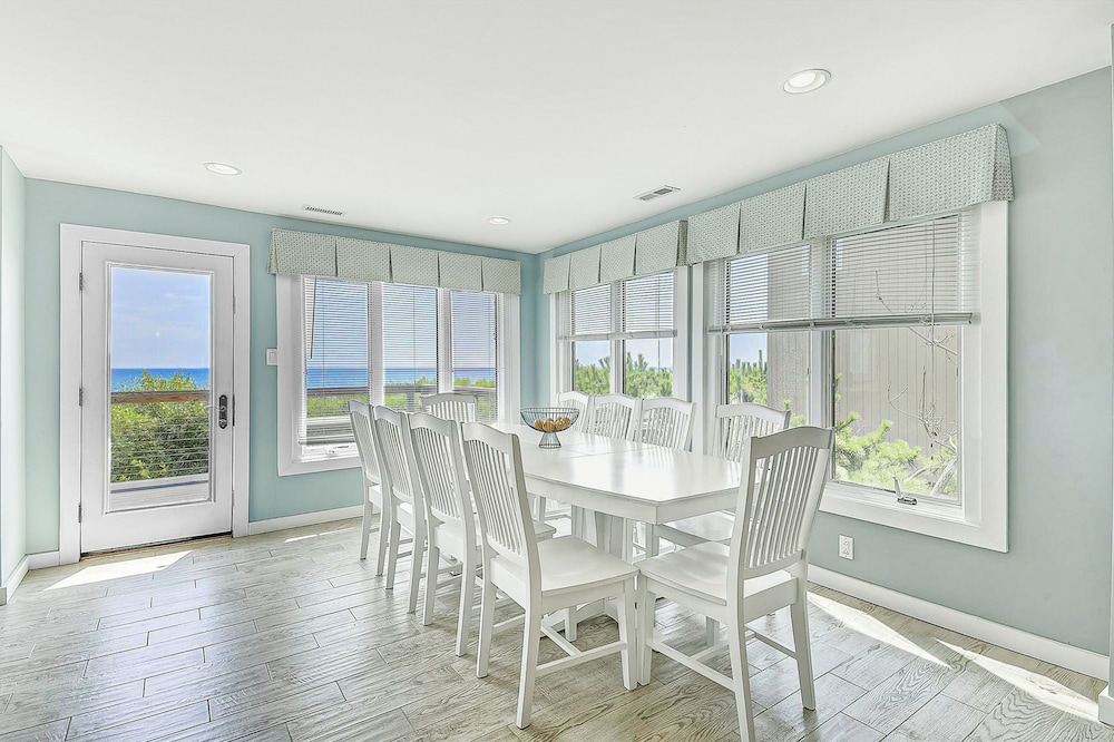 Sea Del Estates Retreat Right On the Beach w/Free WiFi & Private Washer & Dryer