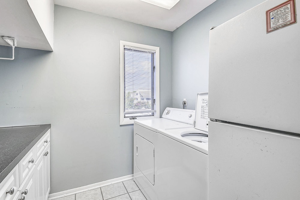 Sea Del Estates Retreat Right On the Beach w/Free WiFi & Private Washer & Dryer