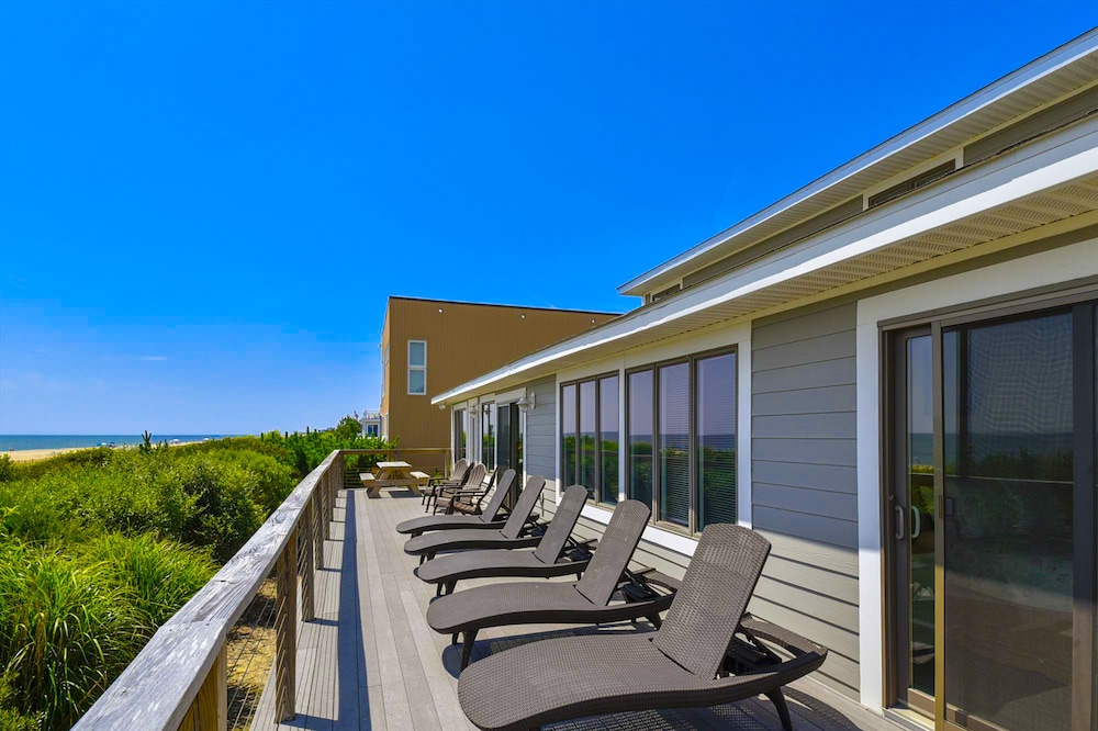 Sea Del Estates Retreat Right On the Beach w/Free WiFi & Private Washer & Dryer