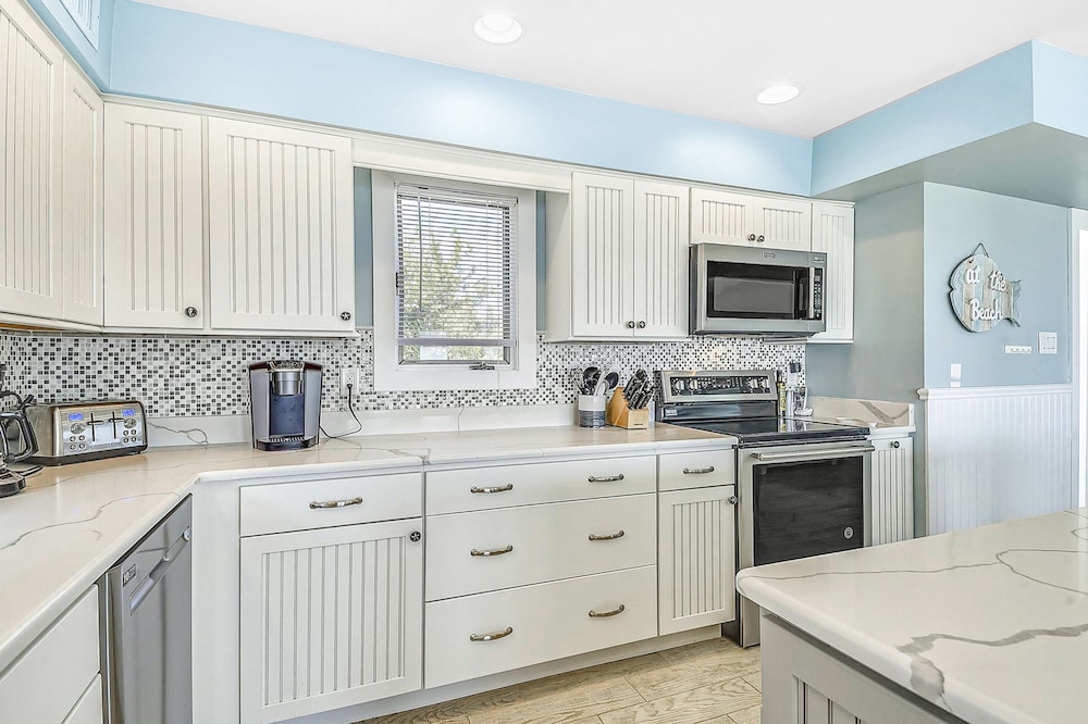 Sea Del Estates Retreat Right On the Beach w/Free WiFi & Private Washer & Dryer