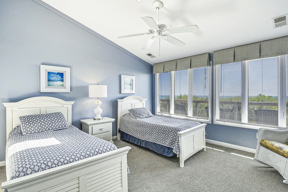 Sea Del Estates Retreat Right On the Beach w/Free WiFi & Private Washer & Dryer