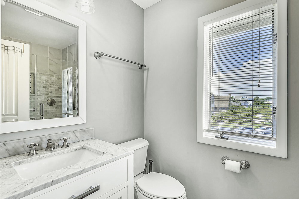 Sea Del Estates Retreat Right On the Beach w/Free WiFi & Private Washer & Dryer