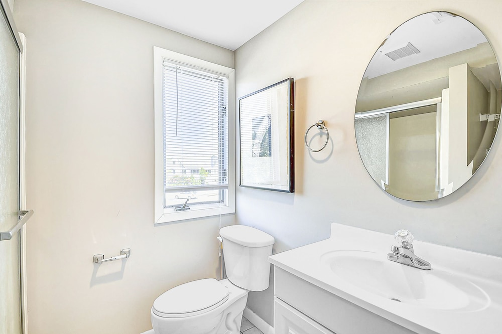 Sea Del Estates Retreat Right On the Beach w/Free WiFi & Private Washer & Dryer